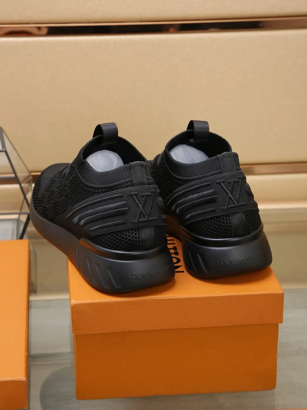 Men's shoes 💰P420💰"LOUI* VUITTO*" latest popular men's casual shoes ✔️This model is made of the original breathable fly woven fabric. The real thing is super shiny⚡️ Fashionable and versatile. The toe last shape is firm and full. The soles are LV original molds and can be put in and out at will. It is light and comfortable for the foot~Purely handmade, details determine the quality! Size:38-44